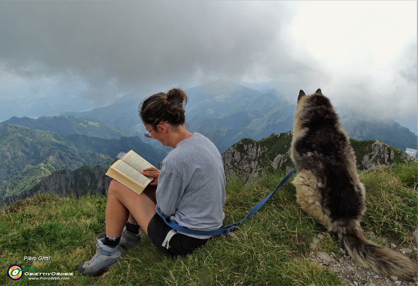 69 In vetta al Monte Alben...chi legge, chi osserva, chi...fotografa !.JPG -                                